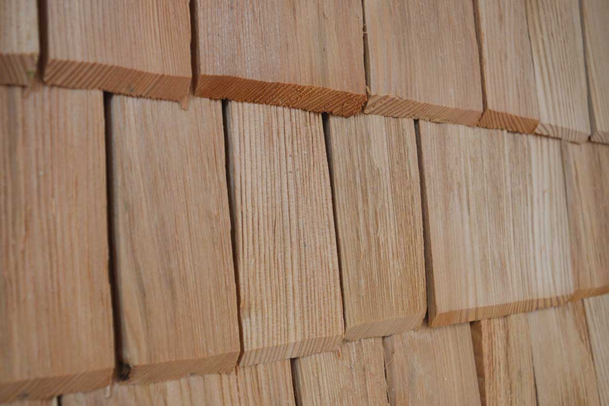 Holzschindeln für Dach und Wand aus Lärchenholz.